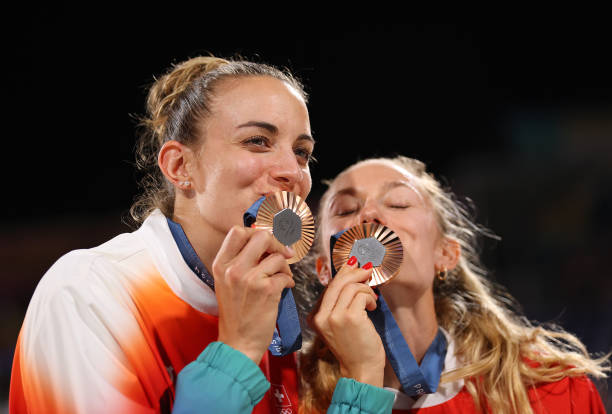 观看排球经典教学视频(完整版)，轻松学会排球核心技巧