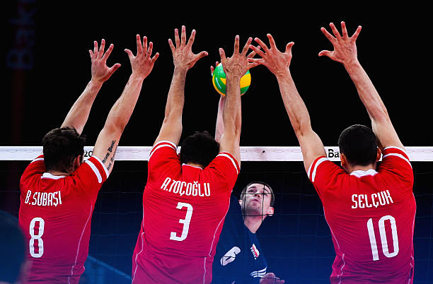 初中排球技巧提升：如何正确进行扣球与拦网