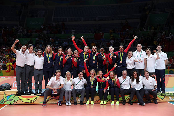 排球鱼跃动作分解：手部、身体和脚步的协调配合