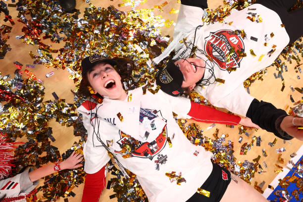 女生排球发球教学：从零开始掌握正确姿势