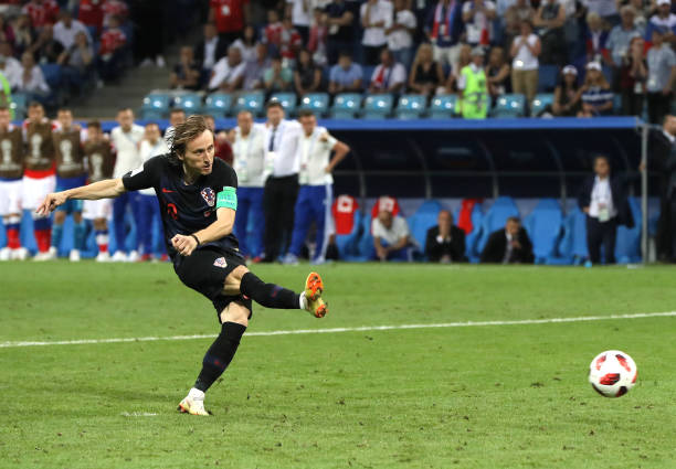 卡塔尔世界杯半决赛：法国2-0摩洛哥，卫冕冠军与阿根廷会师决赛